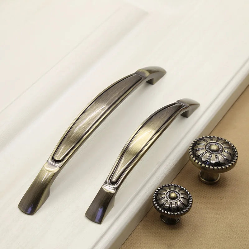 Retro Bronze Cabinet Handles - Antique Metal Kitchen Door Pulls and Wardrobe Knobs 128mm Handles